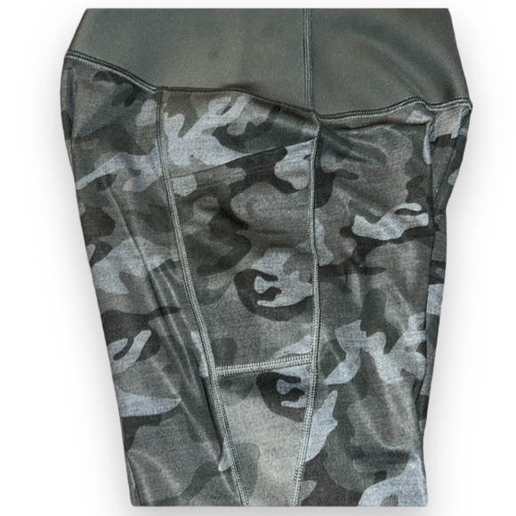 ❄️2/$10❄️High Waisted Capri Camo Leggings - Picture 3 of 3